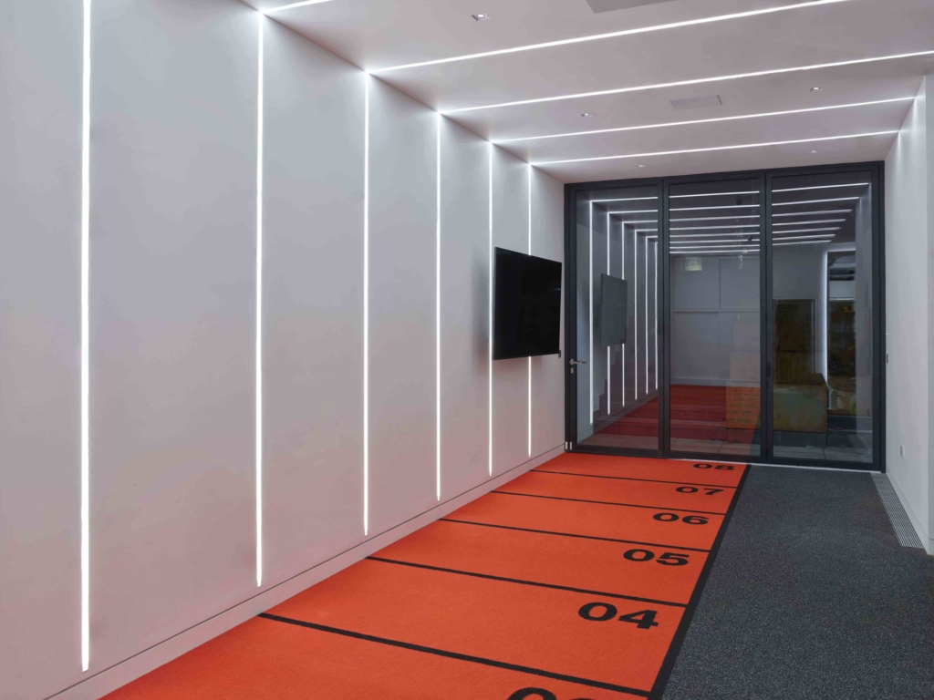Gym-lighting-6-scaled-1-1024×768 Gym lighting 6 scaled 1 1024x768 1 5 در این قسمت قراره با نحوه ی صحیح استفاده از نور پردازی خطی و لاینر ها آشنا بشیم تا بتونیم برای محیط مورد نظرمون بهترین تصمیمو بگیریم. 5
