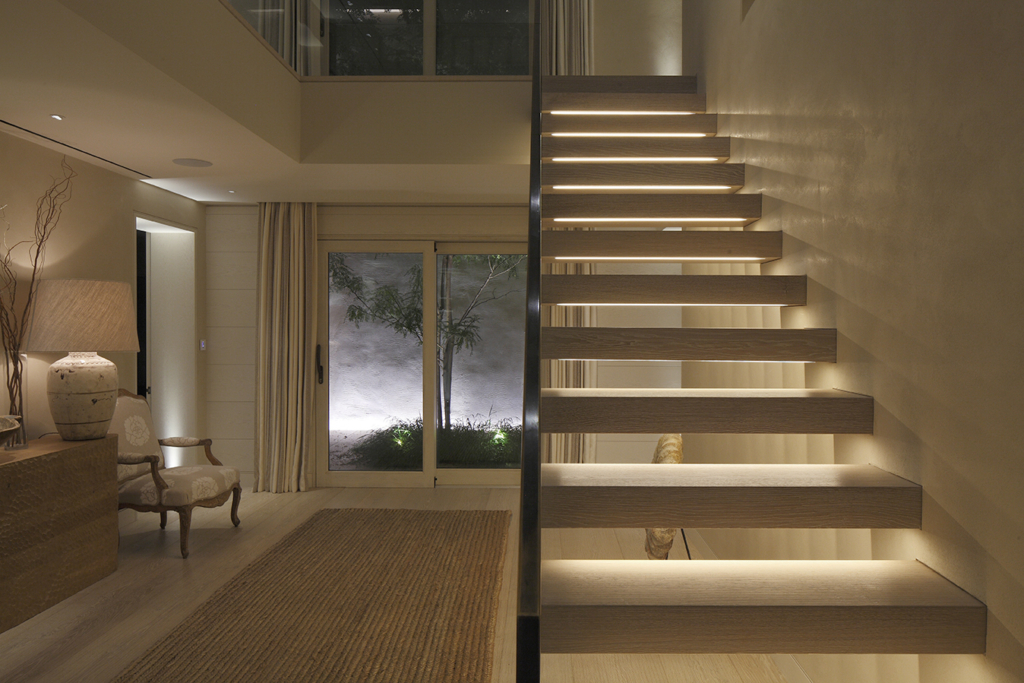 Park-House-LR103-1024×683 Park House LR103 1024x683 1 2 در این قسمت قراره با نحوه ی صحیح استفاده از نور پردازی خطی و لاینر ها آشنا بشیم تا بتونیم برای محیط مورد نظرمون بهترین تصمیمو بگیریم. 2