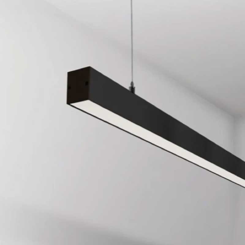 5 cm linear pendant liner with remote control cloro black v6 چراغ خطی آویز,لاینر آویز مگنتی,لاین نوری مگنتی,چراغ خطی مگنتی,چراغ لاینر آویز 3 چراغ آویز خطی مستطیلی با ابعاد 100 × 18 × 9 سانتی‌متر، مجهز به سیستم روشنایی SMD باکیفیت سامسونگ است که عملکرد نوری قدرتمند و مصرف انرژی بهینه را تضمین می‌کند. توان نوری بالا در کنار قابلیت تنظیم شدت روشنایی و تغییر دمای نور (از نور گرم تا سرد)، این محصول را کاملاً قابل شخصی‌سازی برای کاربردهای مختلف می‌سازد. ولتاژ ورودی آن با برق شهری استاندارد (۲۲۰–۲۴۰ ولت) سازگار است و مجهز به درایور داخلی یا خارجی با راندمان بالا و ضریب توان مناسب (PF > 0.9) می‌باشد. سیستم کنترل از راه دور، امکان تنظیمات آسان بدون نیاز به نصب کلید فیزیکی را فراهم کرده، و عملکردی دقیق و هوشمند را در اختیار کاربر قرار می‌دهد. بدنه‌ی فلزی مقاوم با طراحی مدرن، ظاهر شیک محصول را با استحکام بالا همراه کرده و دیفیوزر باکیفیت نور یکنواخت و چشم‌نواز را در فضا منتشر می‌کند. وزن تقریبی ۷.۵ کیلوگرم نشان‌دهنده ساختار مستحکم و پایدار آن است، در حالی‌که قابلیت تنظیم ارتفاع، نصب دقیق در ارتفاع دلخواه را ممکن می‌سازد. طول عمر بالا، سیستم محافظت در برابر نوسانات برق، و گارانتی ۴ ساله، این چراغ را به گزینه‌ای مطمئن و طولانی‌مدت برای فضاهای خانگی، اداری و تجاری تبدیل کرده‌اند. بررسی تخصصی این محصول نشان می‌دهد که با ترکیب طراحی زیبا، عملکرد فنی قوی و امکانات هوشمند، یکی از کامل‌ترین گزینه‌ها در دسته روشنایی آویز خطی محسوب می‌شود. 3
