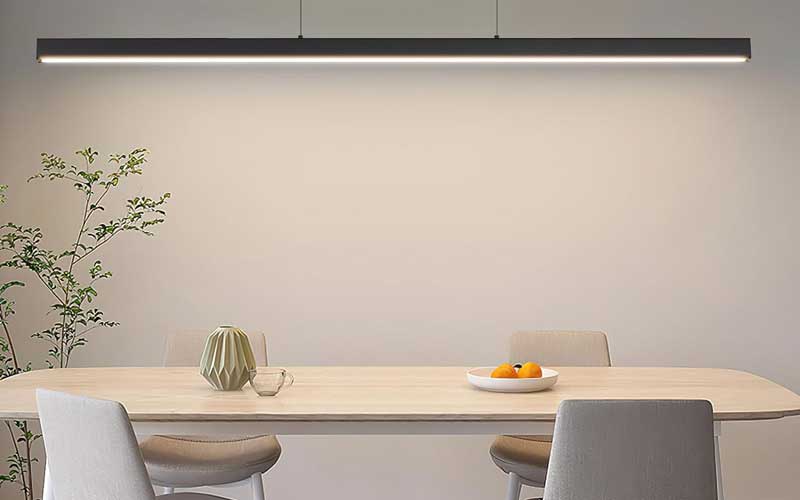Liner-light-v3 Liner light v3 2 چراغ آویز خطی مستطیلی با ابعاد 100 × 18 × 9 سانتیمتر، مجهز به سیستم روشنایی SMD باکیفیت سامسونگ است که عملکرد نوری قدرتمند و مصرف انرژی بهینه را تضمین میکند. توان نوری بالا در کنار قابلیت تنظیم شدت روشنایی و تغییر دمای نور (از نور گرم تا سرد)، این محصول را کاملاً قابل شخصیسازی برای کاربردهای مختلف میسازد. ولتاژ ورودی آن با برق شهری استاندارد (۲۲۰–۲۴۰ ولت) سازگار است و مجهز به درایور داخلی یا خارجی با راندمان بالا و ضریب توان مناسب (PF > 0.9) میباشد. سیستم کنترل از راه دور، امکان تنظیمات آسان بدون نیاز به نصب کلید فیزیکی را فراهم کرده، و عملکردی دقیق و هوشمند را در اختیار کاربر قرار میدهد. بدنهی فلزی مقاوم با طراحی مدرن، ظاهر شیک محصول را با استحکام بالا همراه کرده و دیفیوزر باکیفیت نور یکنواخت و چشمنواز را در فضا منتشر میکند. وزن تقریبی ۷.۵ کیلوگرم نشاندهنده ساختار مستحکم و پایدار آن است، در حالیکه قابلیت تنظیم ارتفاع، نصب دقیق در ارتفاع دلخواه را ممکن میسازد. طول عمر بالا، سیستم محافظت در برابر نوسانات برق، و گارانتی ۴ ساله، این چراغ را به گزینهای مطمئن و طولانیمدت برای فضاهای خانگی، اداری و تجاری تبدیل کردهاند. بررسی تخصصی این محصول نشان میدهد که با ترکیب طراحی زیبا، عملکرد فنی قوی و امکانات هوشمند، یکی از کاملترین گزینهها در دسته روشنایی آویز خطی محسوب میشود. 2
