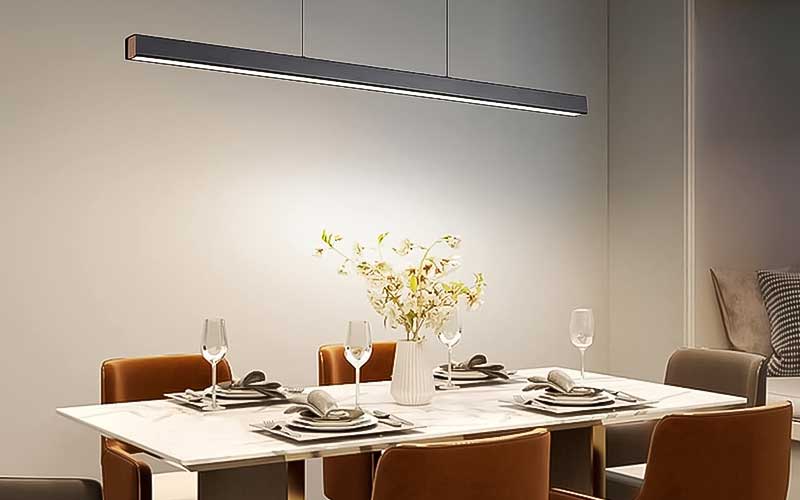 Liner-light-v4 Liner light v4 5 چراغ آویز خطی مستطیلی با ابعاد 100 × 18 × 9 سانتیمتر، مجهز به سیستم روشنایی SMD باکیفیت سامسونگ است که عملکرد نوری قدرتمند و مصرف انرژی بهینه را تضمین میکند. توان نوری بالا در کنار قابلیت تنظیم شدت روشنایی و تغییر دمای نور (از نور گرم تا سرد)، این محصول را کاملاً قابل شخصیسازی برای کاربردهای مختلف میسازد. ولتاژ ورودی آن با برق شهری استاندارد (۲۲۰–۲۴۰ ولت) سازگار است و مجهز به درایور داخلی یا خارجی با راندمان بالا و ضریب توان مناسب (PF > 0.9) میباشد. سیستم کنترل از راه دور، امکان تنظیمات آسان بدون نیاز به نصب کلید فیزیکی را فراهم کرده، و عملکردی دقیق و هوشمند را در اختیار کاربر قرار میدهد. بدنهی فلزی مقاوم با طراحی مدرن، ظاهر شیک محصول را با استحکام بالا همراه کرده و دیفیوزر باکیفیت نور یکنواخت و چشمنواز را در فضا منتشر میکند. وزن تقریبی ۷.۵ کیلوگرم نشاندهنده ساختار مستحکم و پایدار آن است، در حالیکه قابلیت تنظیم ارتفاع، نصب دقیق در ارتفاع دلخواه را ممکن میسازد. طول عمر بالا، سیستم محافظت در برابر نوسانات برق، و گارانتی ۴ ساله، این چراغ را به گزینهای مطمئن و طولانیمدت برای فضاهای خانگی، اداری و تجاری تبدیل کردهاند. بررسی تخصصی این محصول نشان میدهد که با ترکیب طراحی زیبا، عملکرد فنی قوی و امکانات هوشمند، یکی از کاملترین گزینهها در دسته روشنایی آویز خطی محسوب میشود. 5