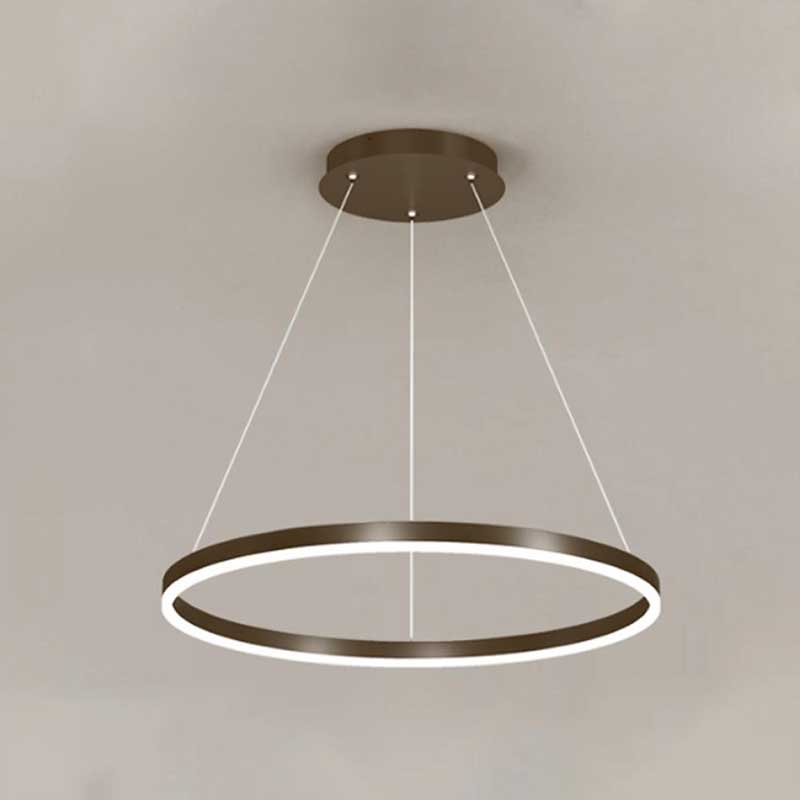 Circular hanging liner 4 چراغ‌های لاینر آویز دایره‌ای به‌عنوان یکی از زیباترین فرم‌های طراحی در نورپردازی مدرن شناخته می‌شوند و با طراحی حلقه‌ای یا دایره‌ای، هم جنبه‌ی تزئینی دارند و هم عملکردی دقیق در پخش یکنواخت نور. این چراغ‌ها اغلب با بدنه‌ی آلومینیومی سبک و مقاوم تولید می‌شوند و با دیفیوزر‌های مات یا شفاف از جنس پلی‌کربنات، نور را بدون خیرگی و با پراکندگی متوازن در فضا منتشر می‌کنند. نوع نصب آویز، آن‌ها را برای فضاهایی با سقف بلند و معماری خاص بسیار مناسب می‌سازد. از نظر فنی، چراغ‌های دایره‌ای آویز معمولاً در اندازه‌های مختلف (مثلاً قطر 60، 80 یا 100 سانتی‌متر) تولید می‌شوند و از تکنولوژی SMD یا COB برای تأمین نور استفاده می‌کنند. دمای رنگ متغیر بین 3000K تا 6000K، شاخص نمود رنگ بالا (CRI 80 یا 90)، و قابلیت دیمر یا کنترل از راه دور (با بلوتوث یا وای‌فای) در بسیاری از مدل‌ها دیده می‌شود. برخی نسخه‌های پیشرفته‌تر نیز دارای قابلیت نوردهی دوطرفه هستند — نور مستقیم به پایین و نور غیرمستقیم به سقف، که باعث ایجاد جلوه‌ای معماری و چشمگیر می‌شود. از نظر کاربرد، چراغ‌های دایره‌ای آویز بهترین گزینه برای فضاهای لوکس، اتاق‌های جلسات، لابی‌های هتل، فضاهای پذیرایی، گالری‌ها و حتی فروشگاه‌های مدرن هستند. ترکیب فرم هندسی ساده با نور نرم و کنترل‌پذیر، باعث می‌شود این محصولات هم جذابیت بصری داشته باشند، هم عملکرد روشنایی حرفه‌ای. همین ویژگی‌ها موجب شده‌اند این مدل‌ها هم توسط طراحان داخلی استقبال شوند، هم توسط مشتریانی که به دنبال تلفیق زیبایی و فناوری در نورپردازی هستند. 4