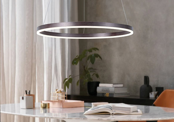 Data-Circular-hanging-liner-v01 Data Circular hanging liner v01 2 چراغهای لاینر آویز دایرهای بهعنوان یکی از زیباترین فرمهای طراحی در نورپردازی مدرن شناخته میشوند و با طراحی حلقهای یا دایرهای، هم جنبهی تزئینی دارند و هم عملکردی دقیق در پخش یکنواخت نور. این چراغها اغلب با بدنهی آلومینیومی سبک و مقاوم تولید میشوند و با دیفیوزرهای مات یا شفاف از جنس پلیکربنات، نور را بدون خیرگی و با پراکندگی متوازن در فضا منتشر میکنند. نوع نصب آویز، آنها را برای فضاهایی با سقف بلند و معماری خاص بسیار مناسب میسازد. از نظر فنی، چراغهای دایرهای آویز معمولاً در اندازههای مختلف (مثلاً قطر 60، 80 یا 100 سانتیمتر) تولید میشوند و از تکنولوژی SMD یا COB برای تأمین نور استفاده میکنند. دمای رنگ متغیر بین 3000K تا 6000K، شاخص نمود رنگ بالا (CRI 80 یا 90)، و قابلیت دیمر یا کنترل از راه دور (با بلوتوث یا وایفای) در بسیاری از مدلها دیده میشود. برخی نسخههای پیشرفتهتر نیز دارای قابلیت نوردهی دوطرفه هستند — نور مستقیم به پایین و نور غیرمستقیم به سقف، که باعث ایجاد جلوهای معماری و چشمگیر میشود. از نظر کاربرد، چراغهای دایرهای آویز بهترین گزینه برای فضاهای لوکس، اتاقهای جلسات، لابیهای هتل، فضاهای پذیرایی، گالریها و حتی فروشگاههای مدرن هستند. ترکیب فرم هندسی ساده با نور نرم و کنترلپذیر، باعث میشود این محصولات هم جذابیت بصری داشته باشند، هم عملکرد روشنایی حرفهای. همین ویژگیها موجب شدهاند این مدلها هم توسط طراحان داخلی استقبال شوند، هم توسط مشتریانی که به دنبال تلفیق زیبایی و فناوری در نورپردازی هستند. 2