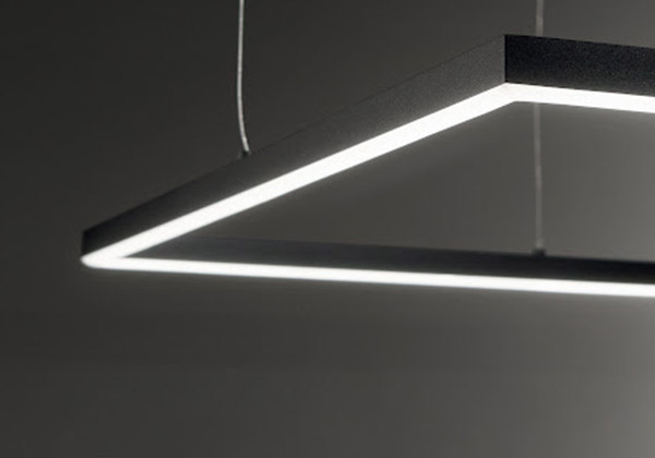 Data-liner-cube-04 Data liner cube 04 3 چراغ آویز LED مستطیلی با طراحی مدرن و خطوط تمیز، انتخابی شیک و کاربردی برای فضاهای حرفهای و دکوراتیو محسوب میشود. این محصول با بهرهگیری از لنز مات ضد تابش ۴ اینچی، نوری شفاف، یکنواخت و بدون خیرگی در فضا منتشر میکند. قابلیت نوردهی بهصورت مستقیم و غیرمستقیم باعث میشود هم عملکرد فنی مناسب در روشنایی محیط داشته باشد، و هم جلوهی بصری ملایمتری برای دکوراسیون فراهم گردد. طراحی بدنه از آلومینیوم با رنگهای سفید، مشکی، نقرهای یا سفارشی باعث میشود به راحتی با هر سبک داخلی هماهنگ شود. از نظر فنی، این چراغ با دمای رنگ قابل انتخاب (۳۰۰۰K تا ۵۰۰۰K)، شاخص نمود رنگ استاندارد ۸۰ و آپشن ۹۰ CRI، تنظیم نور ۰-۱۰ ولت و امکان کنترل بیسیم یا بلوتوثی ارائه میشود. قابلیت تنظیم نور ثابت یا RGBW از ویژگیهای برجسته این محصول است که امکان شخصیسازی و ایجاد جلوههای نوری خاص را فراهم میسازد. همچنین با طول عمر متوسط ۶۰,۰۰۰ ساعت و پشتیبانی از ولتاژ ورودی گسترده ۱۲۰ تا ۲۷۷ ولت، این چراغ، بهرهوری بالا در مصرف انرژی و دوام بینظیر را در کنار طراحی مینیمال ارائه میدهد. این چراغ آویز در سه سایز مختلف (۸، ۱۰، و ۱۲ فوت) تولید میشود و برای نصب در فضاهایی نظیر دفاتر اداری، کلاسها، اتاقهای کنفرانس، فروشگاهها، موزهها، هتلها و رستورانها ایدهآل است. طراحی آن در ایتالیا شکل گرفته و در ایالات متحده توسعه یافته تا ترکیبی از زیبایی اروپایی و تکنولوژی روز آمریکایی را در یک محصول روشنایی ارائه دهد. اگر به دنبال خلق فضایی حرفهای، جذاب و قابل کنترل در روشنایی هستید، این چراغ آویز مستطیلی میتواند نقطهی تمرکز روشنایی پروژه شما باشد. درباره این امکانات این محصول بیشتر بدانیدآموزش استفاده از امکانات این محصول راهنمای نصب 3