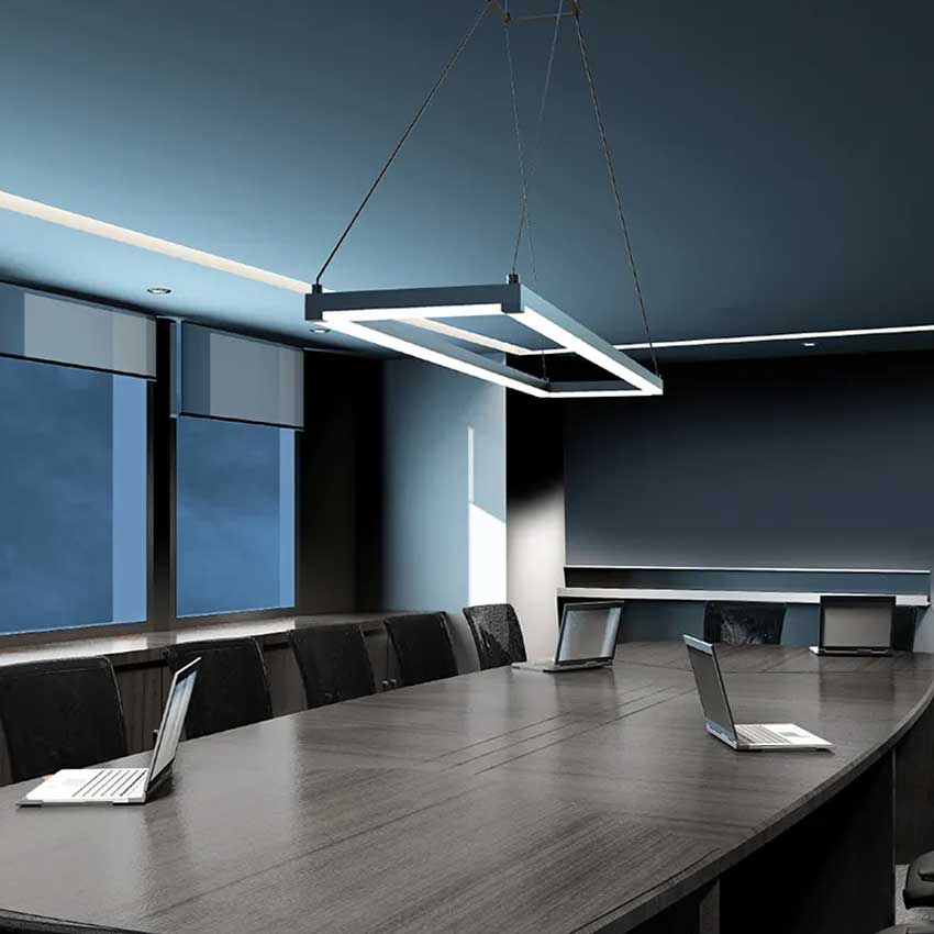 Gallery 5 cm cube pendant liner with remote control v2 3 چراغ آویز LED مستطیلی با طراحی مدرن و خطوط تمیز، انتخابی شیک و کاربردی برای فضاهای حرفه‌ای و دکوراتیو محسوب می‌شود. این محصول با بهره‌گیری از لنز مات ضد تابش ۴ اینچی، نوری شفاف، یکنواخت و بدون خیرگی در فضا منتشر می‌کند. قابلیت نوردهی به‌صورت مستقیم و غیرمستقیم باعث می‌شود هم عملکرد فنی مناسب در روشنایی محیط داشته باشد، و هم جلوه‌ی بصری ملایم‌تری برای دکوراسیون فراهم گردد. طراحی بدنه از آلومینیوم با رنگ‌های سفید، مشکی، نقره‌ای یا سفارشی باعث می‌شود به راحتی با هر سبک داخلی هماهنگ شود. از نظر فنی، این چراغ با دمای رنگ قابل انتخاب (۳۰۰۰K تا ۵۰۰۰K)، شاخص نمود رنگ استاندارد ۸۰ و آپشن ۹۰ CRI، تنظیم نور ۰-۱۰ ولت و امکان کنترل بی‌سیم یا بلوتوثی ارائه می‌شود. قابلیت تنظیم نور ثابت یا RGBW از ویژگی‌های برجسته این محصول است که امکان شخصی‌سازی و ایجاد جلوه‌های نوری خاص را فراهم می‌سازد. همچنین با طول عمر متوسط ۶۰,۰۰۰ ساعت و پشتیبانی از ولتاژ ورودی گسترده ۱۲۰ تا ۲۷۷ ولت، این چراغ، بهره‌وری بالا در مصرف انرژی و دوام بی‌نظیر را در کنار طراحی مینیمال ارائه می‌دهد. این چراغ آویز در سه سایز مختلف (۸، ۱۰، و ۱۲ فوت) تولید می‌شود و برای نصب در فضاهایی نظیر دفاتر اداری، کلاس‌ها، اتاق‌های کنفرانس، فروشگاه‌ها، موزه‌ها، هتل‌ها و رستوران‌ها ایده‌آل است. طراحی آن در ایتالیا شکل گرفته و در ایالات متحده توسعه یافته تا ترکیبی از زیبایی اروپایی و تکنولوژی روز آمریکایی را در یک محصول روشنایی ارائه دهد. اگر به دنبال خلق فضایی حرفه‌ای، جذاب و قابل کنترل در روشنایی هستید، این چراغ آویز مستطیلی می‌تواند نقطه‌ی تمرکز روشنایی پروژه شما باشد. درباره این امکانات این محصول بیشتر بدانیدآموزش استفاده از امکانات این محصول راهنمای نصب 3