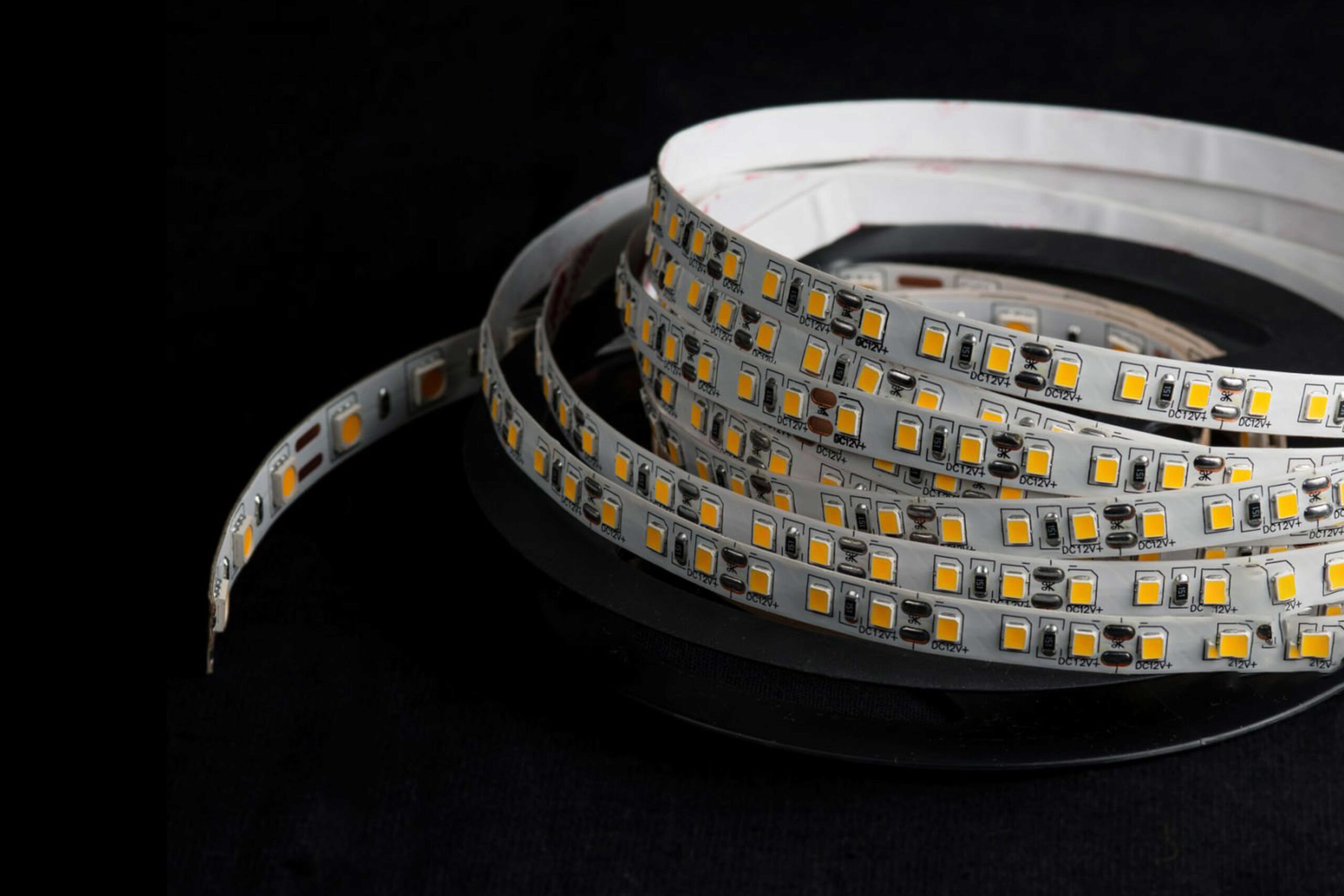Luxsystem-puristic-Shop-lighting-Axel-Arigato-London-Led-light-line-9 کیفیت چراغ ال ای دی
