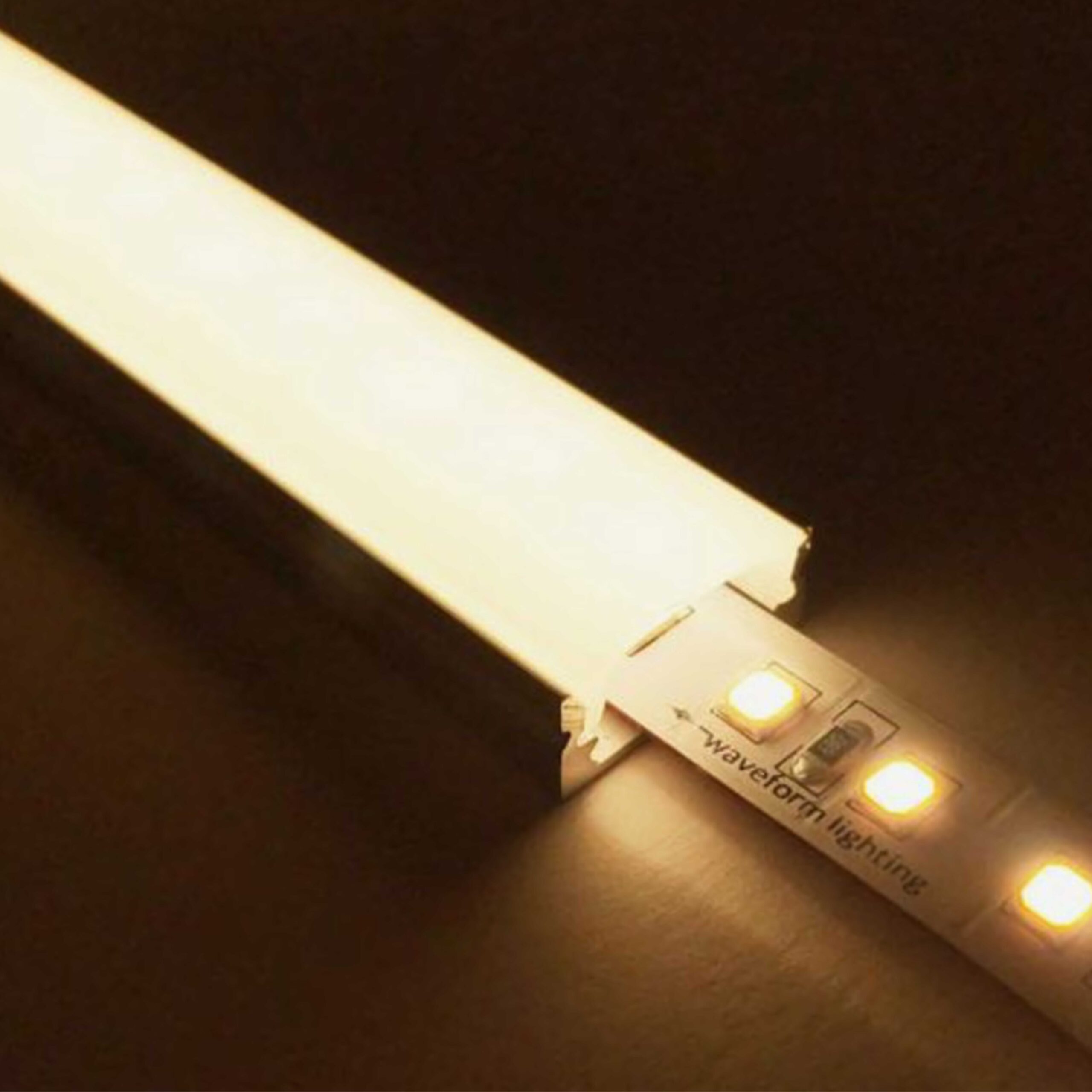15 دیفیوزر LED دیفیوزر LED,دیفیوزر لاین نوری,دیفیوزر چراغ خطی,طلق لاین نوری,دیفیوزر پلیکربنات نورپردازی مدرن با LED دیگر تنها به روشنایی محدود نمیشود؛ بلکه تجربه بصری، یکنواختی نور و کاهش خیرگی از عوامل حیاتی در طراحی محیطهای داخلی و خارجی هستند. دیفیوزرها یا طلقهای پخشکننده نور بخش اصلی این فرآیند هستند و انتخاب صحیح آنها تأثیر مستقیم بر کیفیت نور، راندمان انرژی و دوام سیستم دارد. در این مقاله، تمامی جنبههای فنی دیفیوزرهای LED، از جنس، ضخامت و فاصله تا توزیع ذرات و اثر طول موج، به صورت تخصصی و از دید یک کارشناس روشنایی بررسی شده است. دیفیوزر پلیکربنات