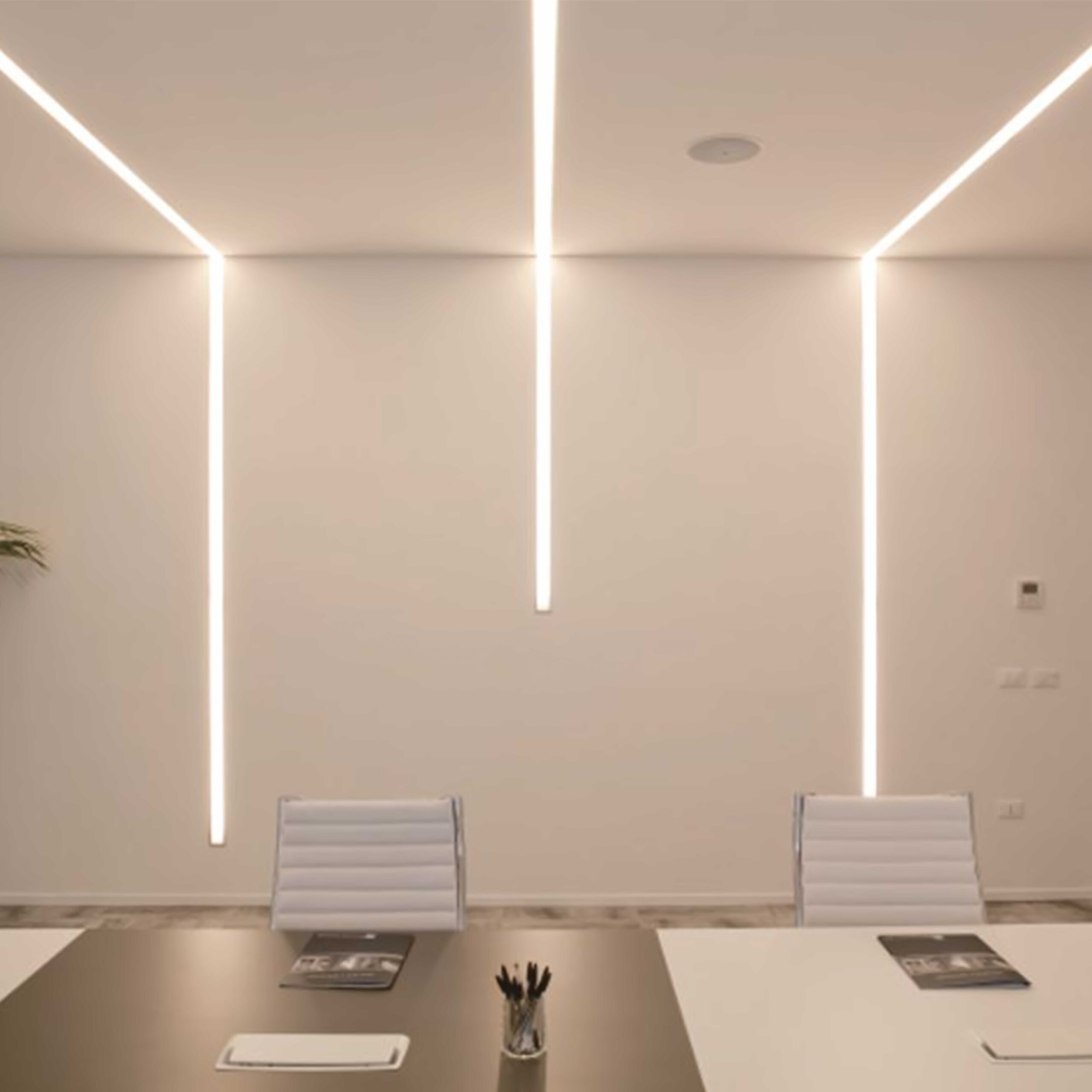 18 دیفیوزر LED دیفیوزر LED,دیفیوزر لاین نوری,دیفیوزر چراغ خطی,طلق لاین نوری,دیفیوزر پلیکربنات نورپردازی مدرن با LED دیگر تنها به روشنایی محدود نمیشود؛ بلکه تجربه بصری، یکنواختی نور و کاهش خیرگی از عوامل حیاتی در طراحی محیطهای داخلی و خارجی هستند. دیفیوزرها یا طلقهای پخشکننده نور بخش اصلی این فرآیند هستند و انتخاب صحیح آنها تأثیر مستقیم بر کیفیت نور، راندمان انرژی و دوام سیستم دارد. در این مقاله، تمامی جنبههای فنی دیفیوزرهای LED، از جنس، ضخامت و فاصله تا توزیع ذرات و اثر طول موج، به صورت تخصصی و از دید یک کارشناس روشنایی بررسی شده است. دیفیوزر لاین نوری
